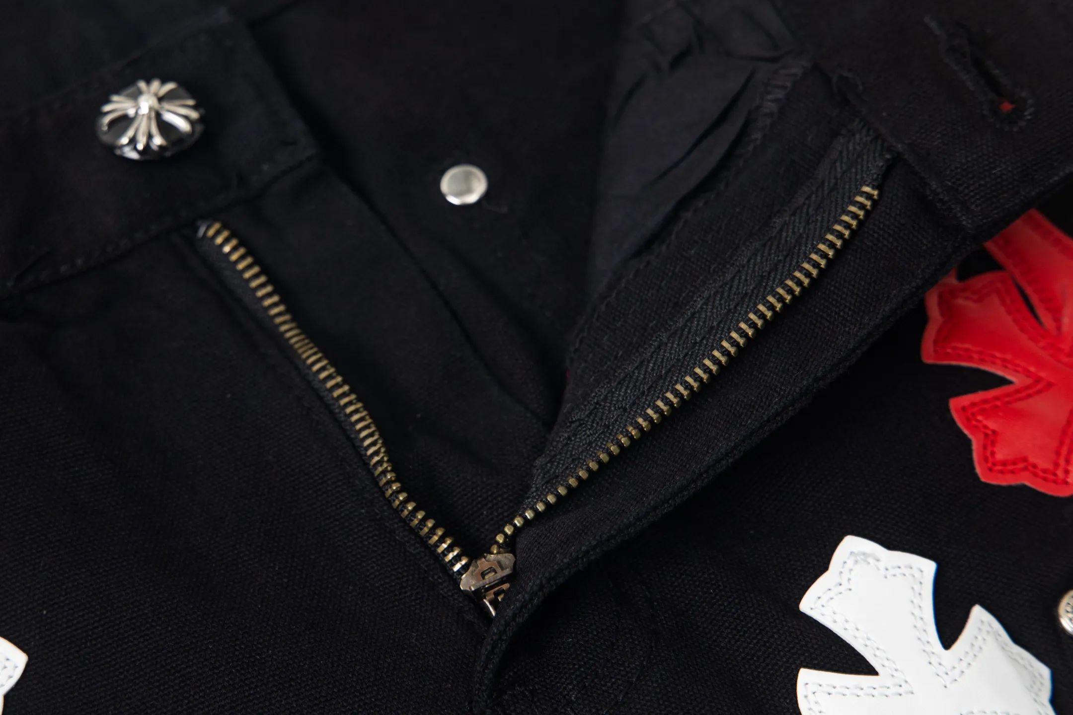 P260 Chrome Hearts Black Timber Pants Red Leather and White Leather Elements Washed Jeans True to restore the ultimate vintage texture Three-dimensional version Loose and comfortable, not picky about body shape Makes you look taller and slimmer Factory Seiko Original factory quality control Same style for men and women Can be matched with couples Versatile recommendation Necessary jeans for all seasons Hipsters have been disappointed From the quality selection of fabrics, the tailoring of details, and the matching of patterns are impeccable! The upper body is so handsome when worn...it can be easily worn by men, women and children! The craftsmanship is made of heavy-duty washed pure cotton denim fabric. After washing, it is soft and thick. It is very stylish when worn on the body. Style number: 1773# Color: black Size: 28 30 32 34 36